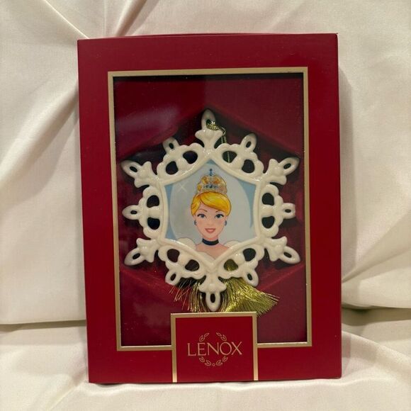 Lenox Disney Holiday Princess Cinderella Porcelain Snowflake Ornament NWT - Picture 3 of 4